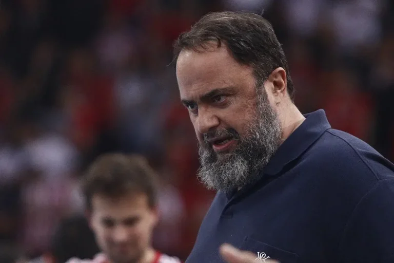Σοβαρό επεισόδιο πριν τον τελικό της Euroleague – Μαρινάκης και Δημητριάδης πιάστηκαν στα χέρια (vids)
