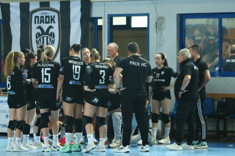 Αθλήτρια του ΠΑΟΚ δέχθηκε κίτρινη κάρτα με την έναρξη του αγώνα επειδή είχε πολύ ψηλά το σορτσάκι της! (video)