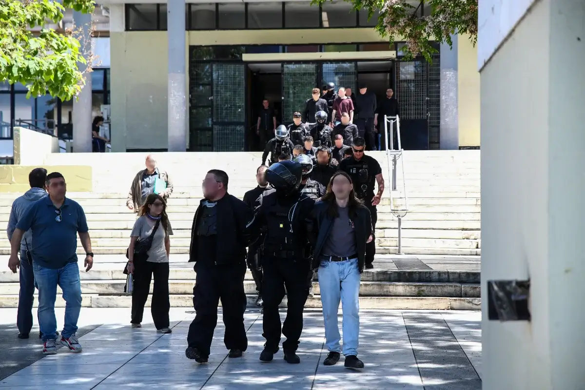 Στις 37 οι προσαγωγές για το άγριο επεισόδιο στο ΑΠΘ – Σοκάρουν τα βίντεο με τους τραυματίες!