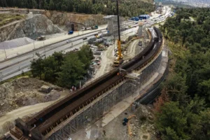 Θεσσαλονίκη: Ελατήριο από φορτηγό «τρύπησε» παρμπρίζ ΙΧ στον Περιφερειακό - Γλίτωσε από θαύμα η οδηγός (video)