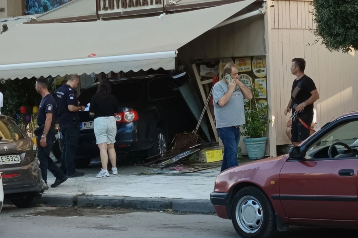 Αυτοκίνητο μπήκε μέσα σε παντοπωλείο στη Θεσσαλονίκη - Δύο τραυματίες στο νοσοκομείο