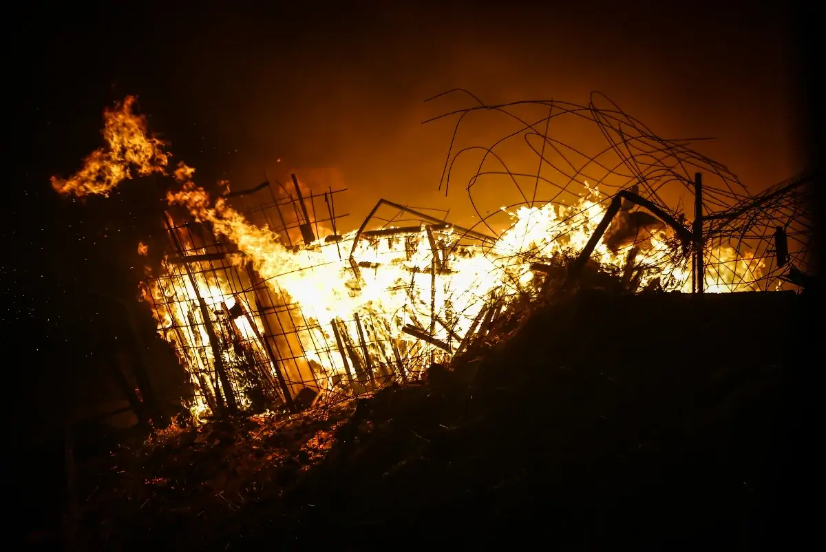 Ωραιόκαστρο: Άνεμοι 6 μποφόρ σπρώχνουν τη φωτιά σε βιομηχανική ζώνη - Στο Κονταξοπούλιο οι τρόφιμοι του «Αγίου Παντελεήμονα» (videos)