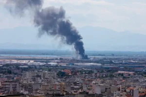 Μεγάλη πυρκαγιά στο Καλοχώρι: Στις φλόγες βιοτεχνία - Μάχη πυροσβεστών και μήνυμα από το 112 (videos + pics)