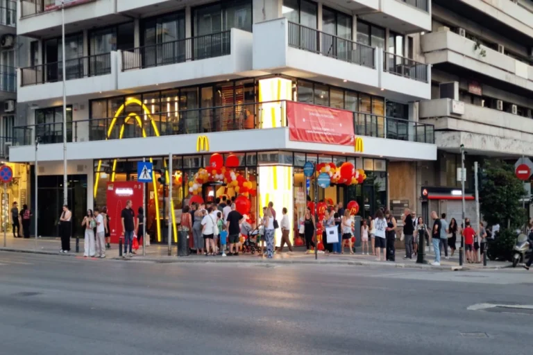 Εγκαίνια για τα McDonald’s στην Αγία Σοφίας - Έσπευσαν εκατοντάδες πολίτες στο νέο κατάστημα 