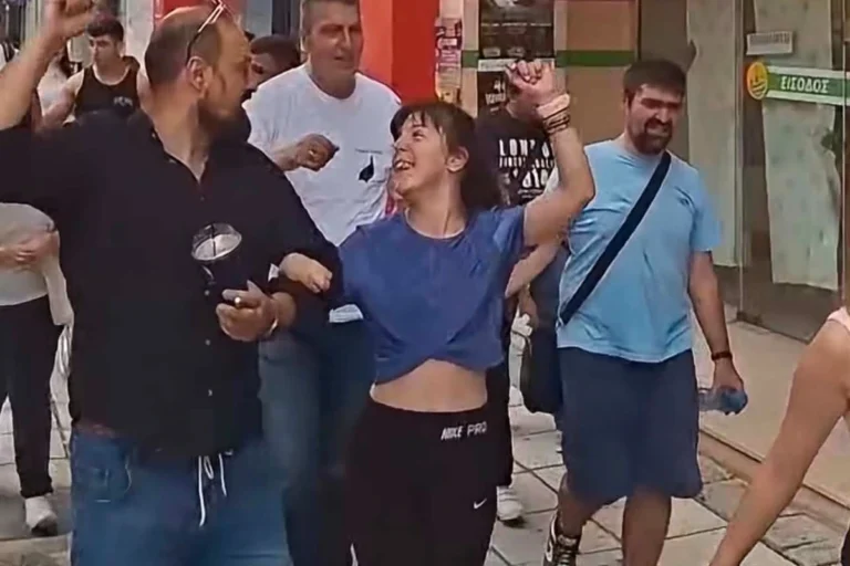 Στο ΚΔΑΠ Πτολεμαΐδας έκαναν τους δρόμους της πόλης... γήπεδο με συνθήματα του ΠΑΟΚ! (video)