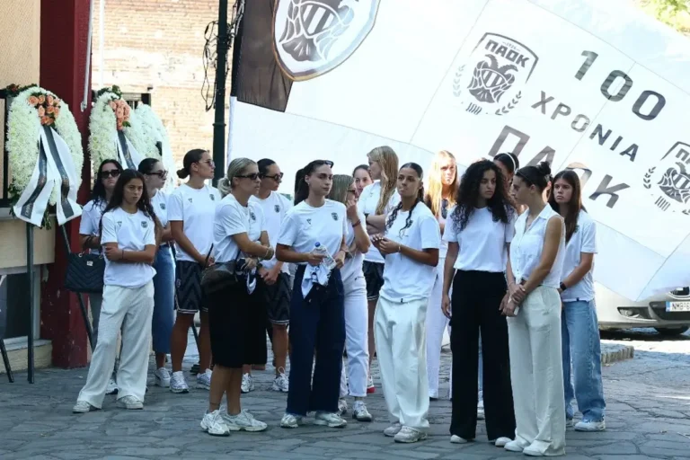 Το τελευταίο «αντίο» στην Άννα-Μαρία - Σύσσωμη η οικογένεια του ΠΑΟΚ