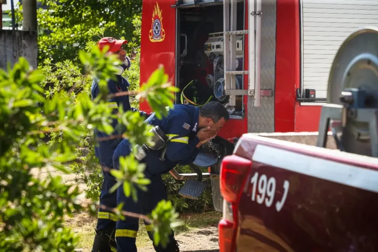 Απίστευτη κατηγορία από πυροσβέστες: Τους έκλεψαν ενώ έδιναν «μάχη» με τη φωτιά (pics)