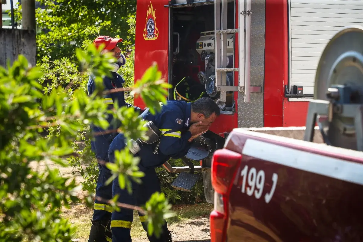 Απίστευτη κατηγορία από πυροσβέστες: Τους έκλεψαν ενώ έδιναν «μάχη» με τη φωτιά (pics)