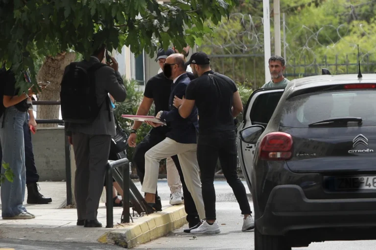Μαζωνάκης: Προφυλακιστέοι οι δύο γιατροί μετά από 18 ώρες ανακρίσεων - Οι απολογίες και ο «γιατρός-υπνωτιστής»