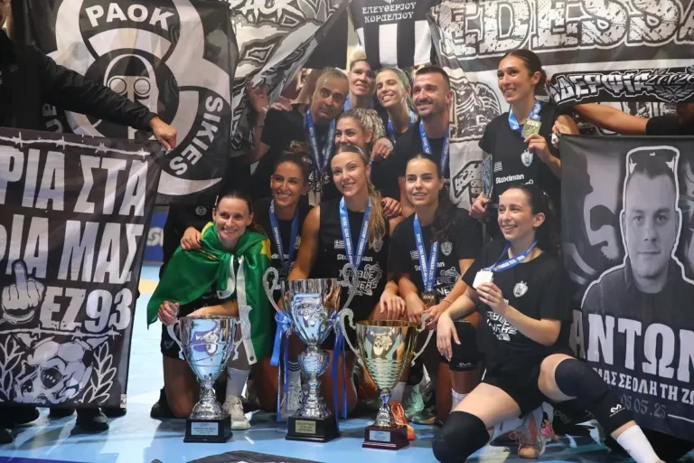 Τα πήραν όλα τα κορίτσια του ΠΑΟΚ! Οι τρεις κούπες στη Μίκρα και τα έξαλλα πανηγύρια με τον κόσμο (vids)