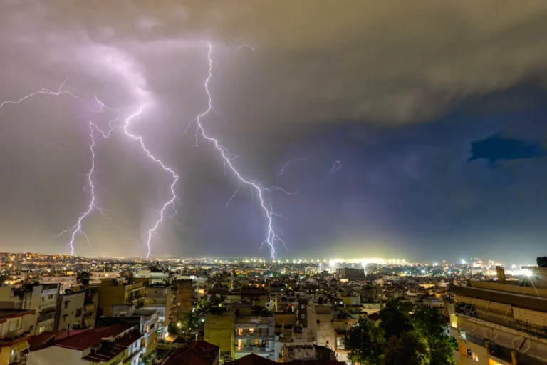 Δεύτερο σφυροκόπημα από την κακοκαιρία στη Θεσσαλονίκη: Έντονοι κεραυνοί και πλημμυρισμένοι δρόμοι