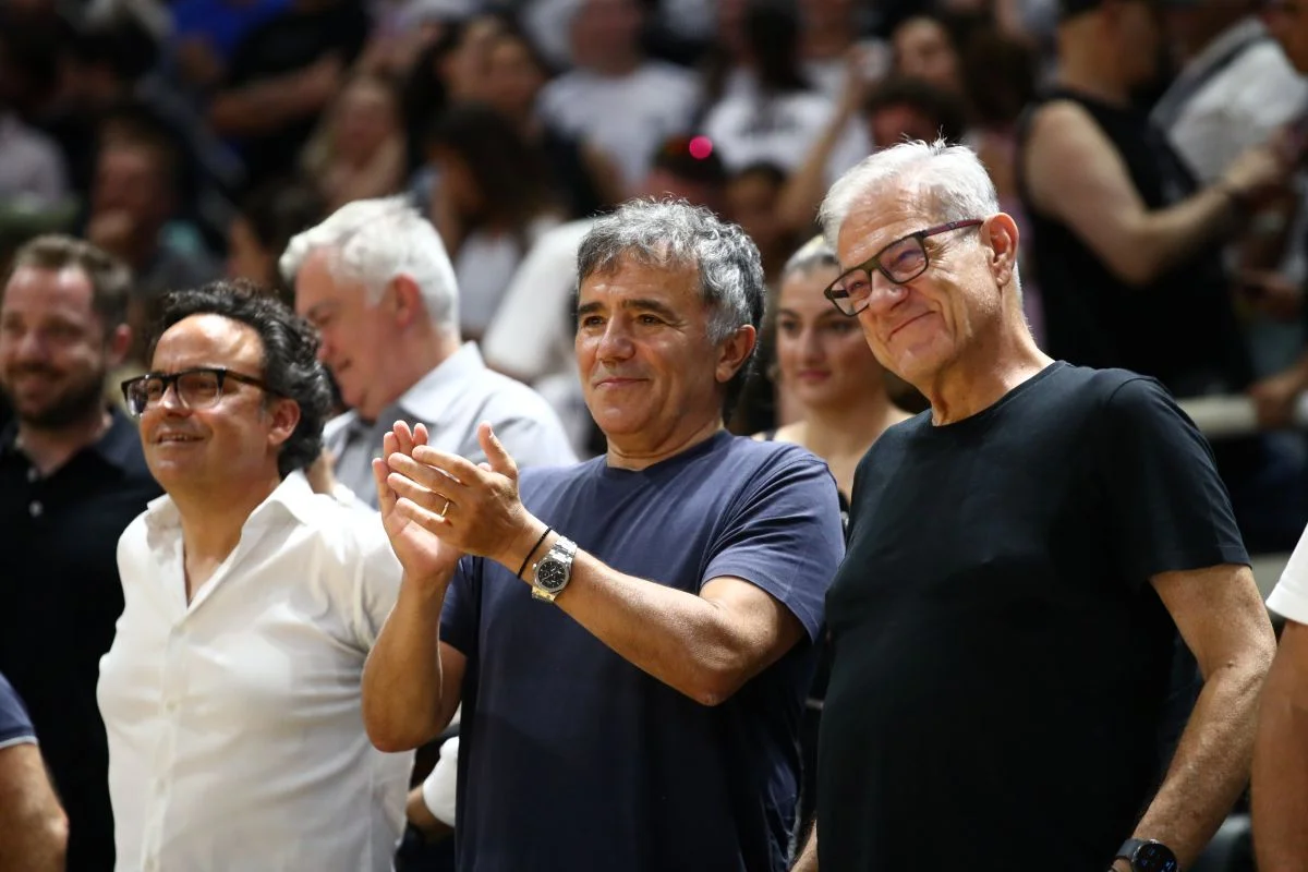 «Είναι τρελός ο πρόεδρος» φώναξαν στον Μυστακίδη οι φίλαθλοι του ΠΑΟΚ (video)