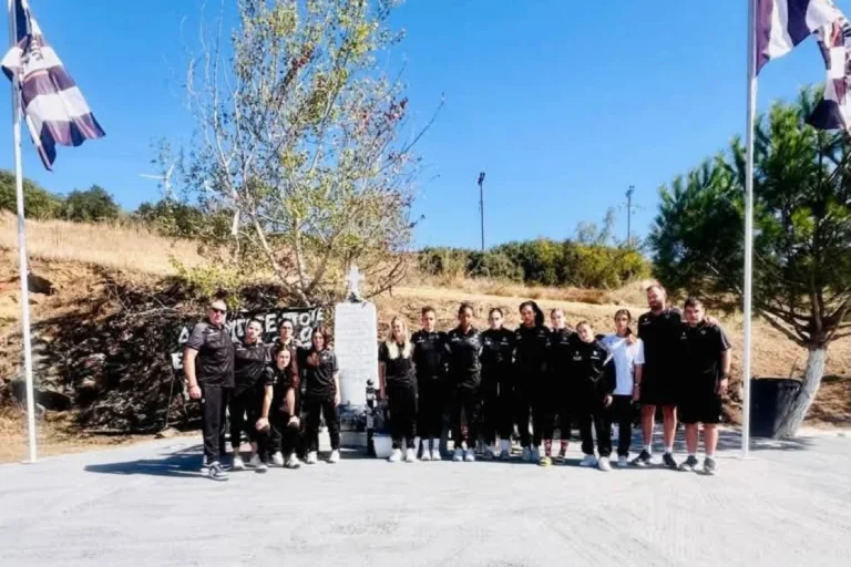 Φόρος τιμής στα Τέμπη: Στο μνημείο των αδικοχαμένων φιλάθλων το γυναικείο τμήμα μπάσκετ του ΠΑΟΚ (pics)