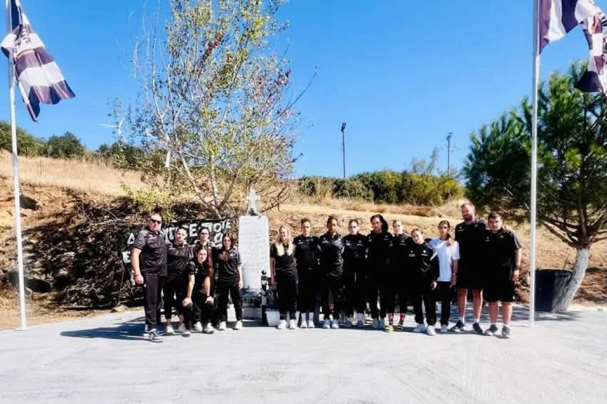 Φόρος τιμής στα Τέμπη: Στο μνημείο των αδικοχαμένων φιλάθλων το γυναικείο τμήμα μπάσκετ του ΠΑΟΚ (pics)