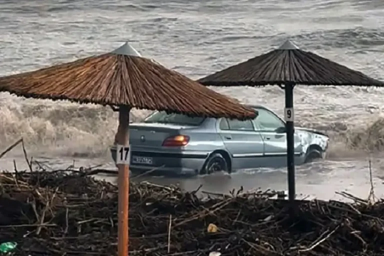 Νεκρός ένας άνδρας στην Ρόδο λόγω κακοκαιρίας - Τον παρέσυρε η θάλασσα με το αυτοκίνητό του