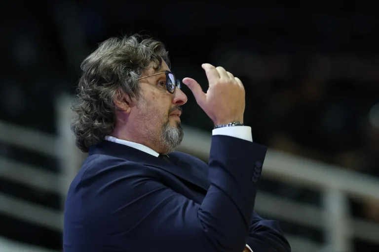 Έξαλλος με τη διαιτησία ο Τρινκιέρι: Οι διαμαρτυρίες και η ξεκαρδιστική αντίδραση (videos)
