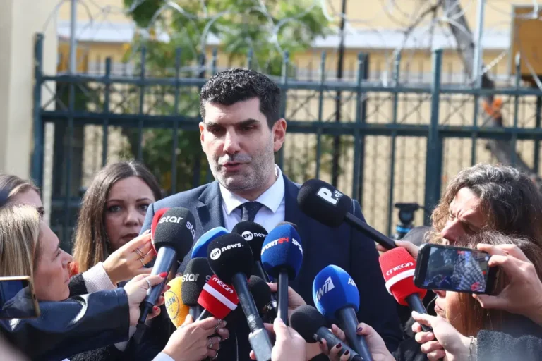 Αρνείται τις κατηγορίες η Τσαρούχα - Τι είπε ο δικηγόρος της για τα χρήματα που κατασχέθηκαν και τη δικογραφία (vids)