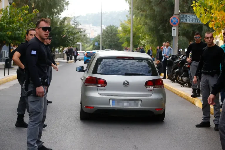 Με χειροπέδες αποχώρησαν Λιόλιος και Τσαρούχα από την Ευελπίδων - Πότε απολογούνται οι έξι κατηγορούμενοι! (video)