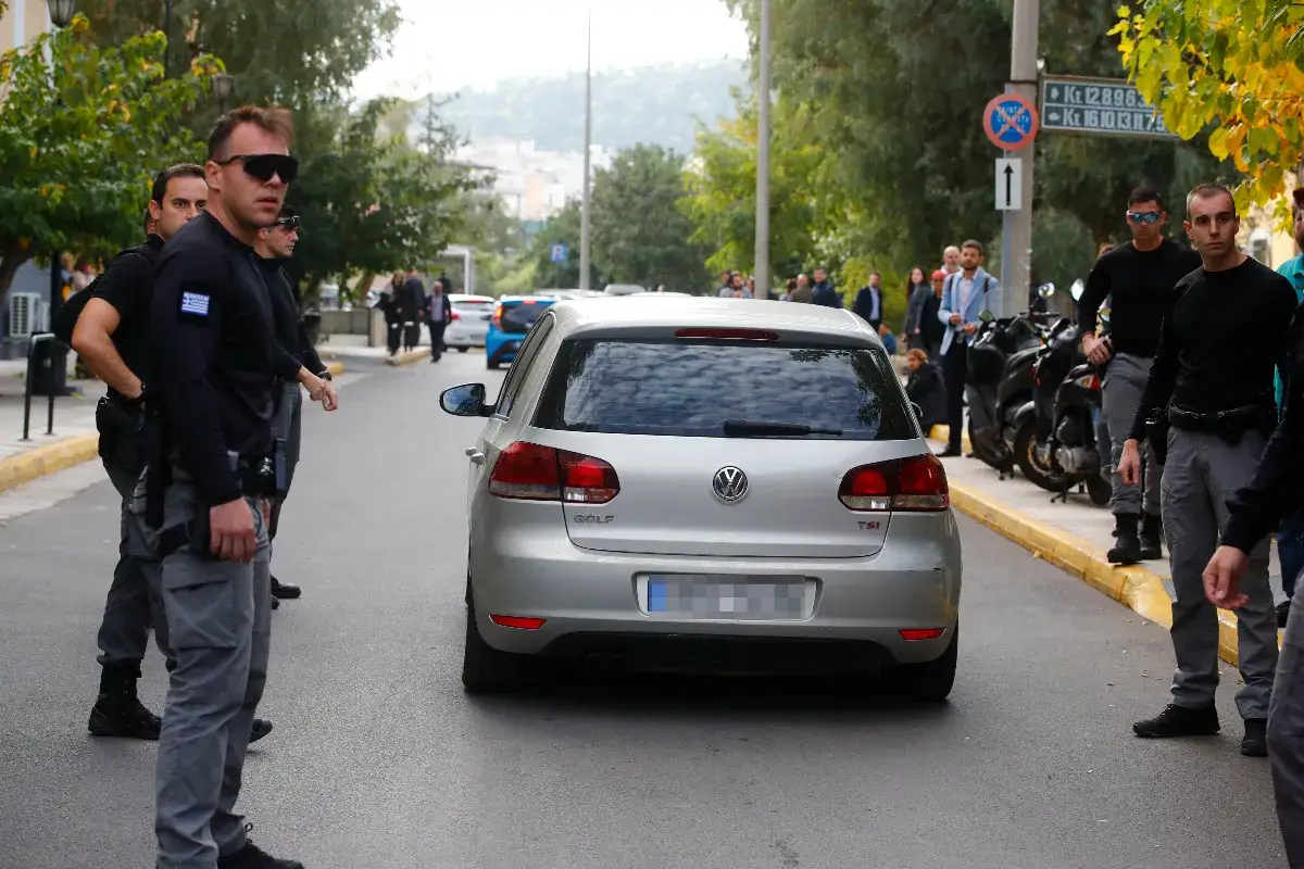 Με χειροπέδες αποχώρησαν Λιόλιος και Τσαρούχα από την Ευελπίδων - Πότε απολογούνται οι έξι κατηγορούμενοι! (video)