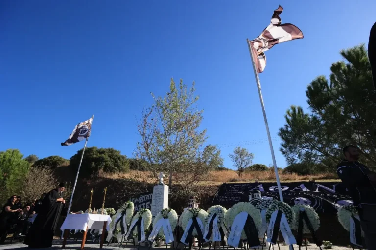 «Αδέρφια, ζείτε, εσείς μας οδηγείτε!» - Στα Τέμπη η ομάδα χάντμπολ του ΠΑΟΚ (pic)