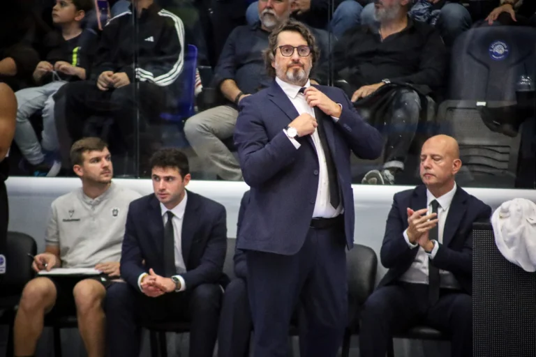 «Τρελάθηκε» ο Τρινκιέρι με τους παίκτες του (video)
