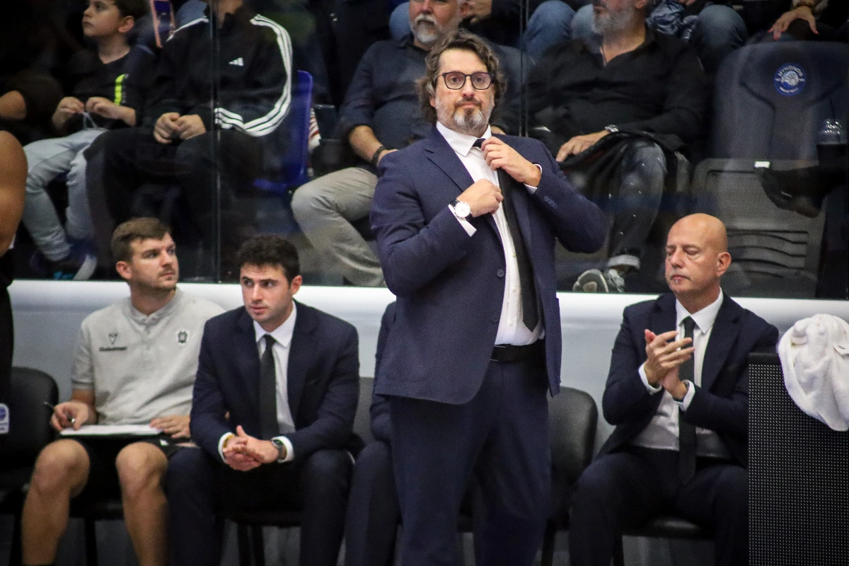 «Τρελάθηκε» ο Τρινκιέρι με τους παίκτες του (video)